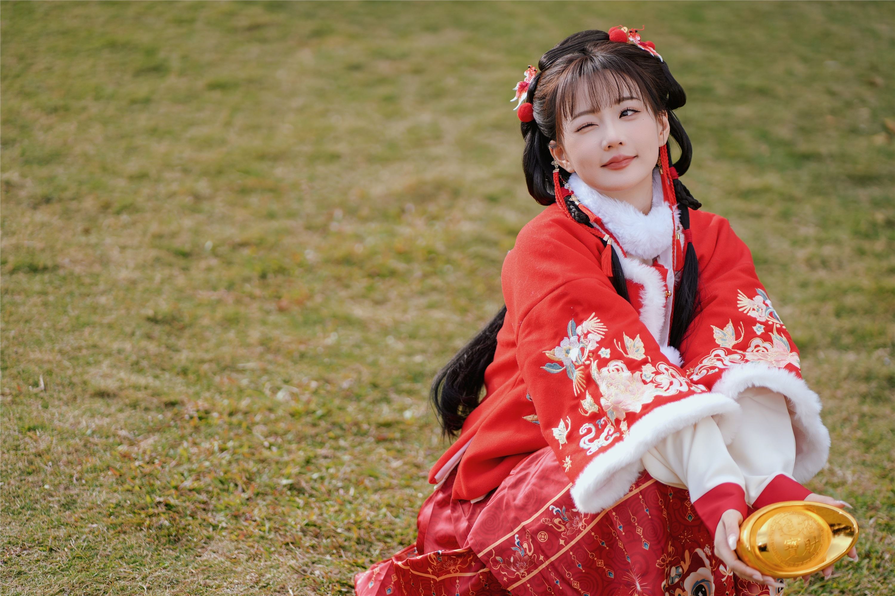 YITUYU艺图语 2025.01.31 红韵倩影 · 新年少女写真 甜心小鹿